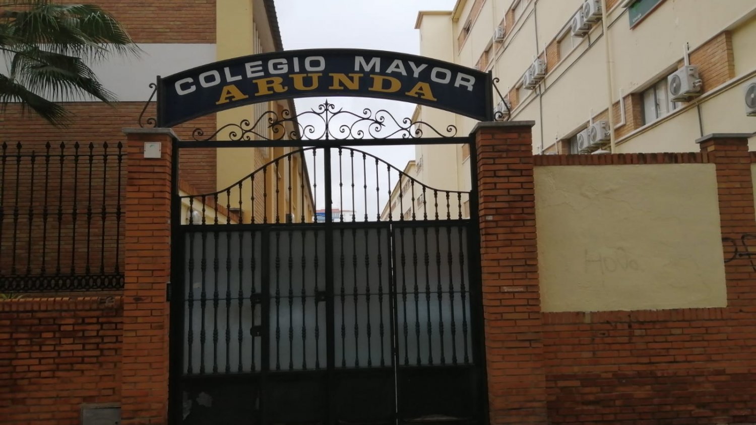 Llegan al Colegio Mayor Arunda los primeros mayores contagiados por coronavirus en Málaga
