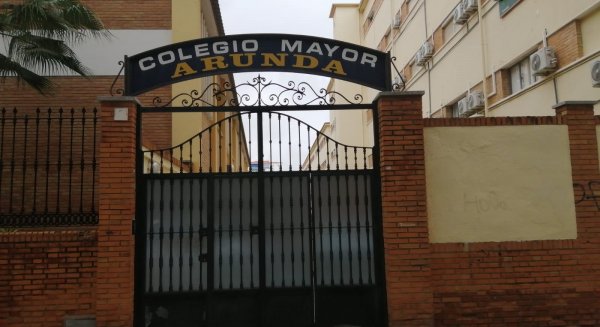 Llegan al Colegio Mayor Arunda los primeros mayores contagiados por coronavirus en Málaga