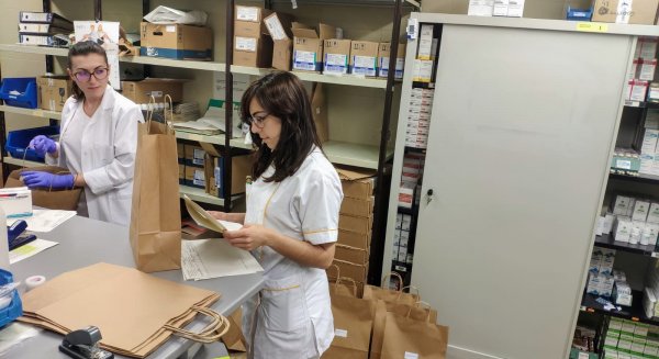 El Hospital Costa del Sol activa un servicio de dispensación de medicamentos hospitalarios a domicilio