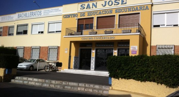 Cierran por escaso uso el aparcamiento gratuito habilitado para sanitarios en el Colegio San José