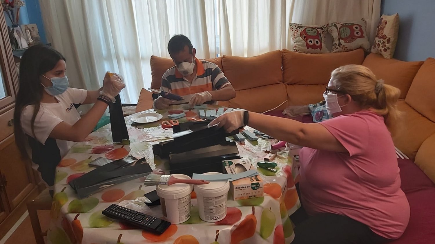Teatinos organiza una red de 75 voluntarios que logra fabricar 5.000 mascarillas y máscaras faciales
