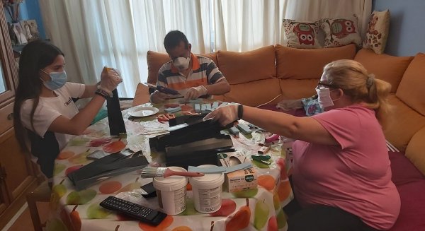 Teatinos organiza una red de 75 voluntarios que logra fabricar 5.000 mascarillas y máscaras faciales