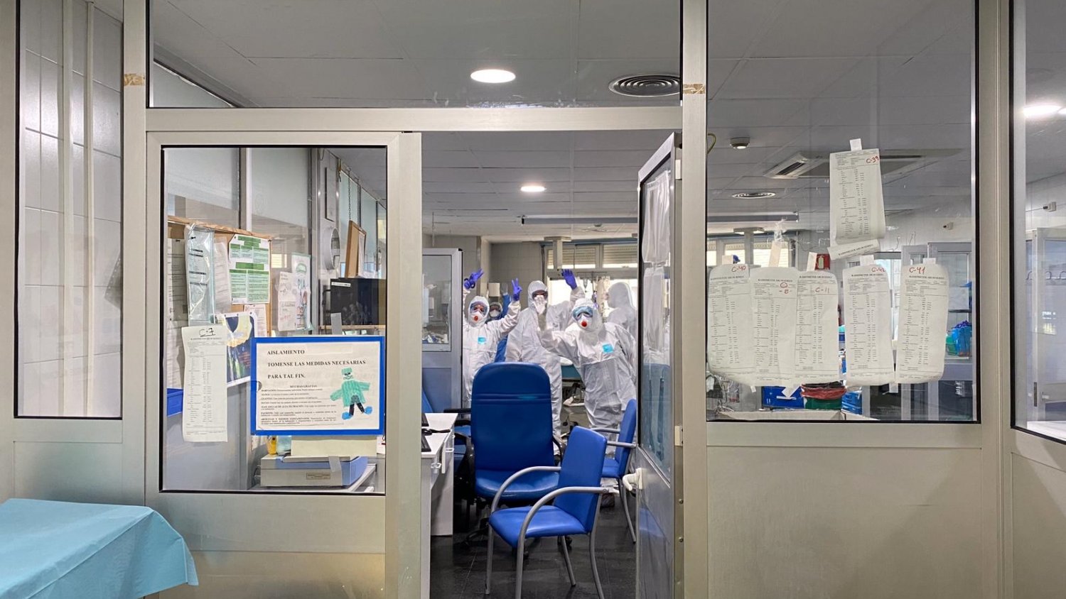 Profesionales de la UCI del Hospital Regional de Málaga extuban con éxito a siete pacientes con coronavirus