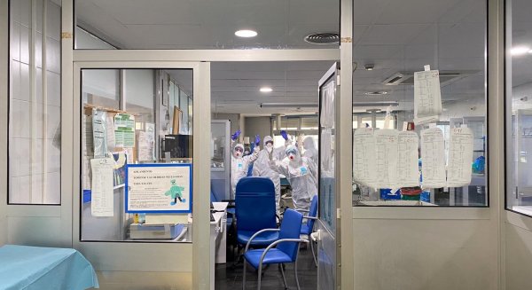 Profesionales de la UCI del Hospital Regional de Málaga extuban con éxito a siete pacientes con coronavirus