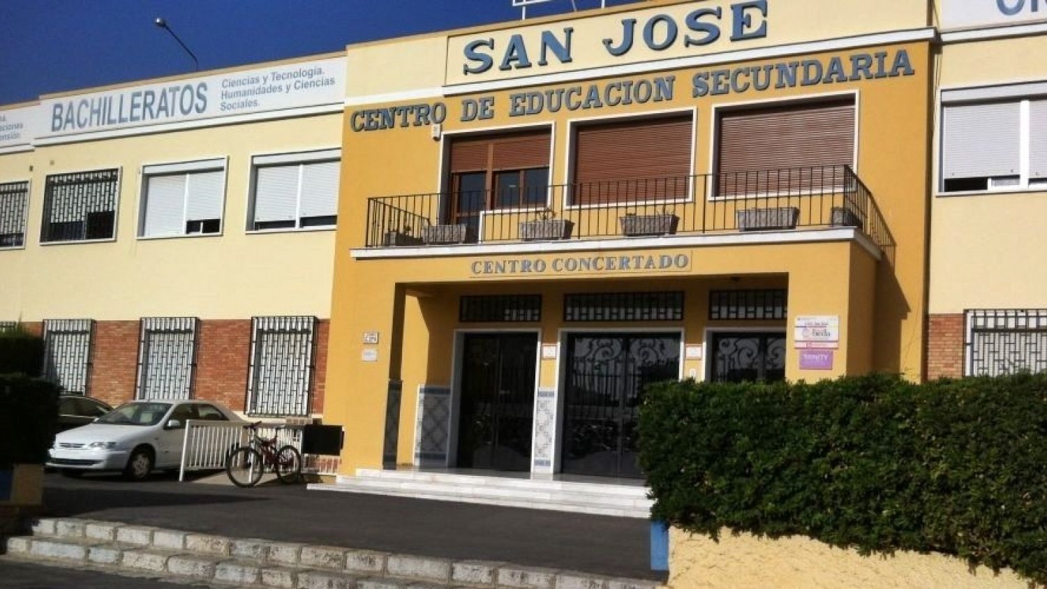 Habilitan 700 plazas de aparcamiento gratuito para sanitarios del Regional en el Colegio San José