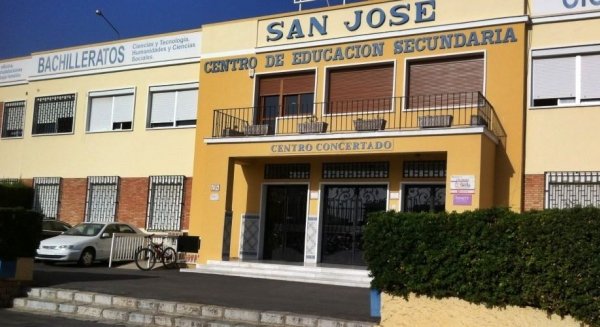 Habilitan 700 plazas de aparcamiento gratuito para sanitarios del Regional en el Colegio San José