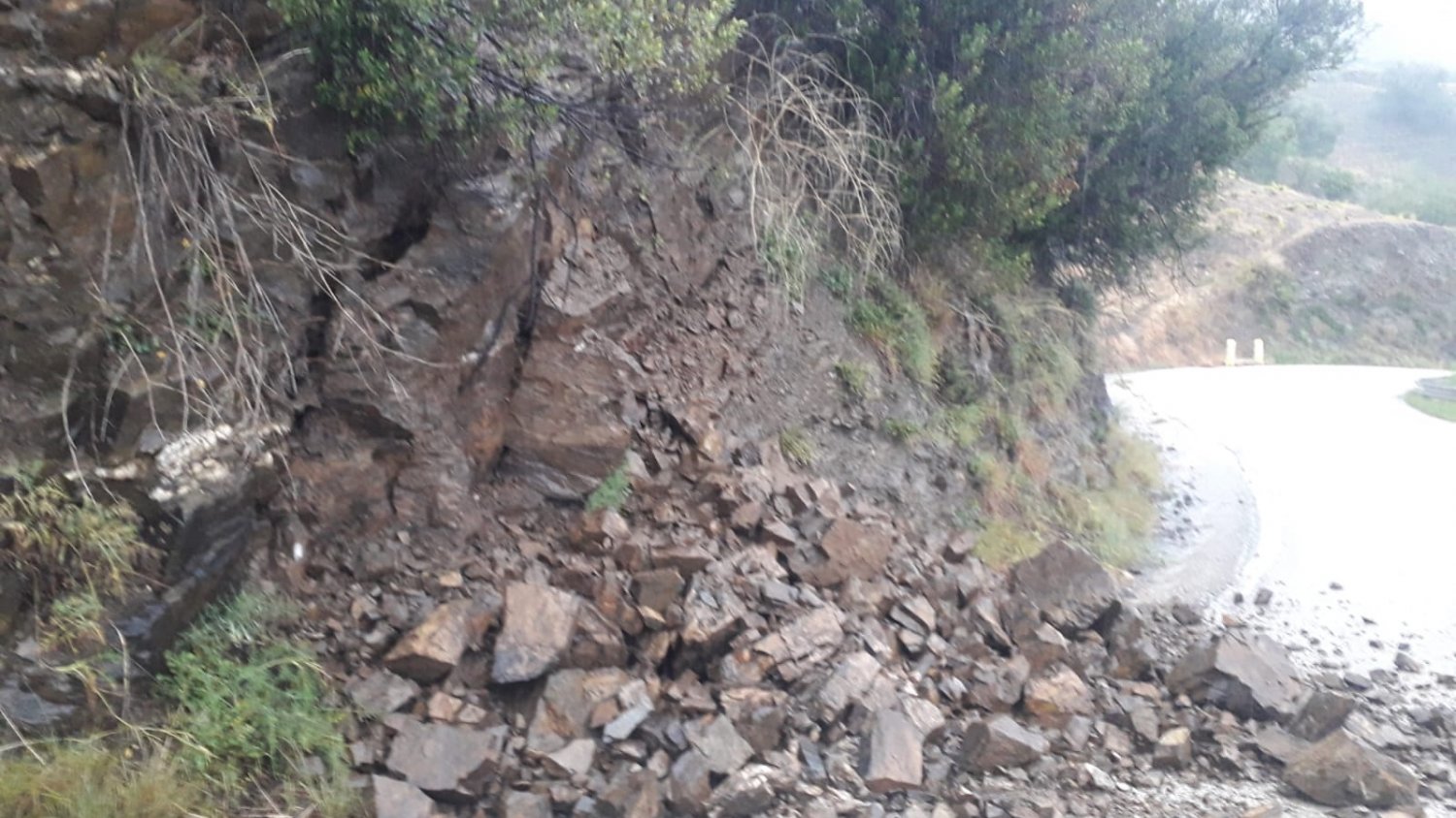 Las fuertes lluvias provocan desprendimientos e inundaciones de agua en la provincia malagueña