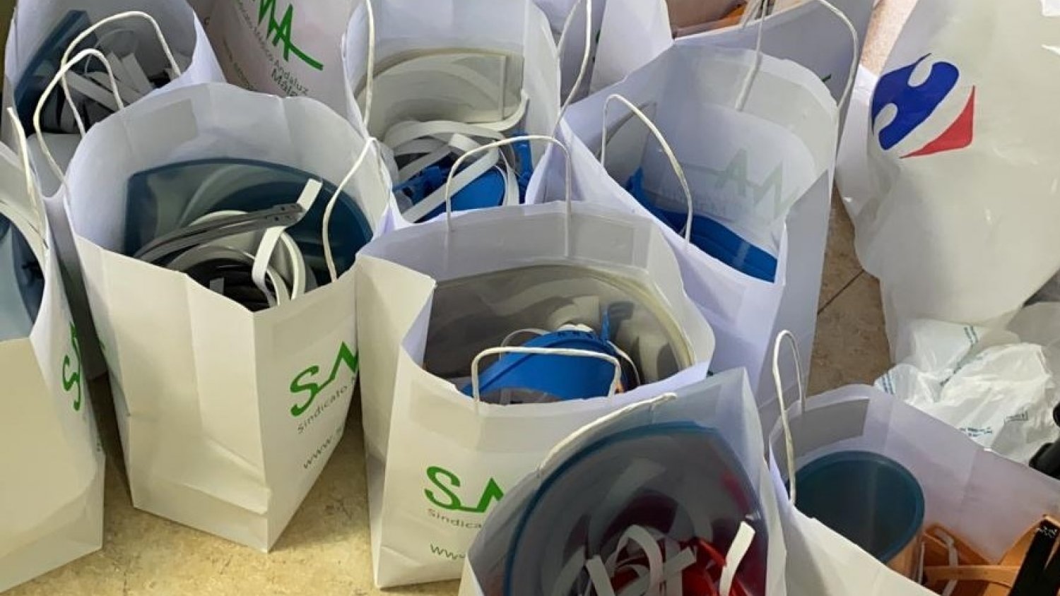 Voluntarios fabrican más de 3.000 viseras que el SMM reparte en los hospitales de la provincia de Málaga