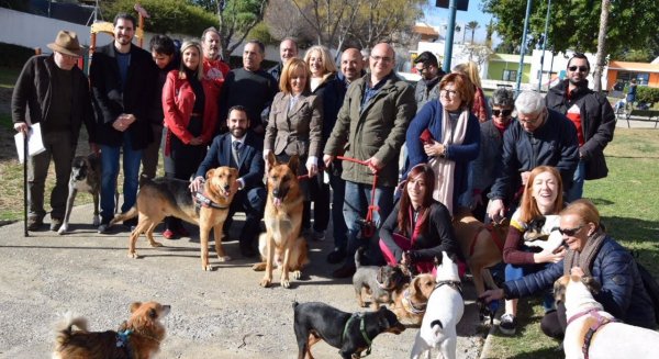 PSOE pide una línea de ayudas para familias con mascotas para frenar la entrega a las protectoras