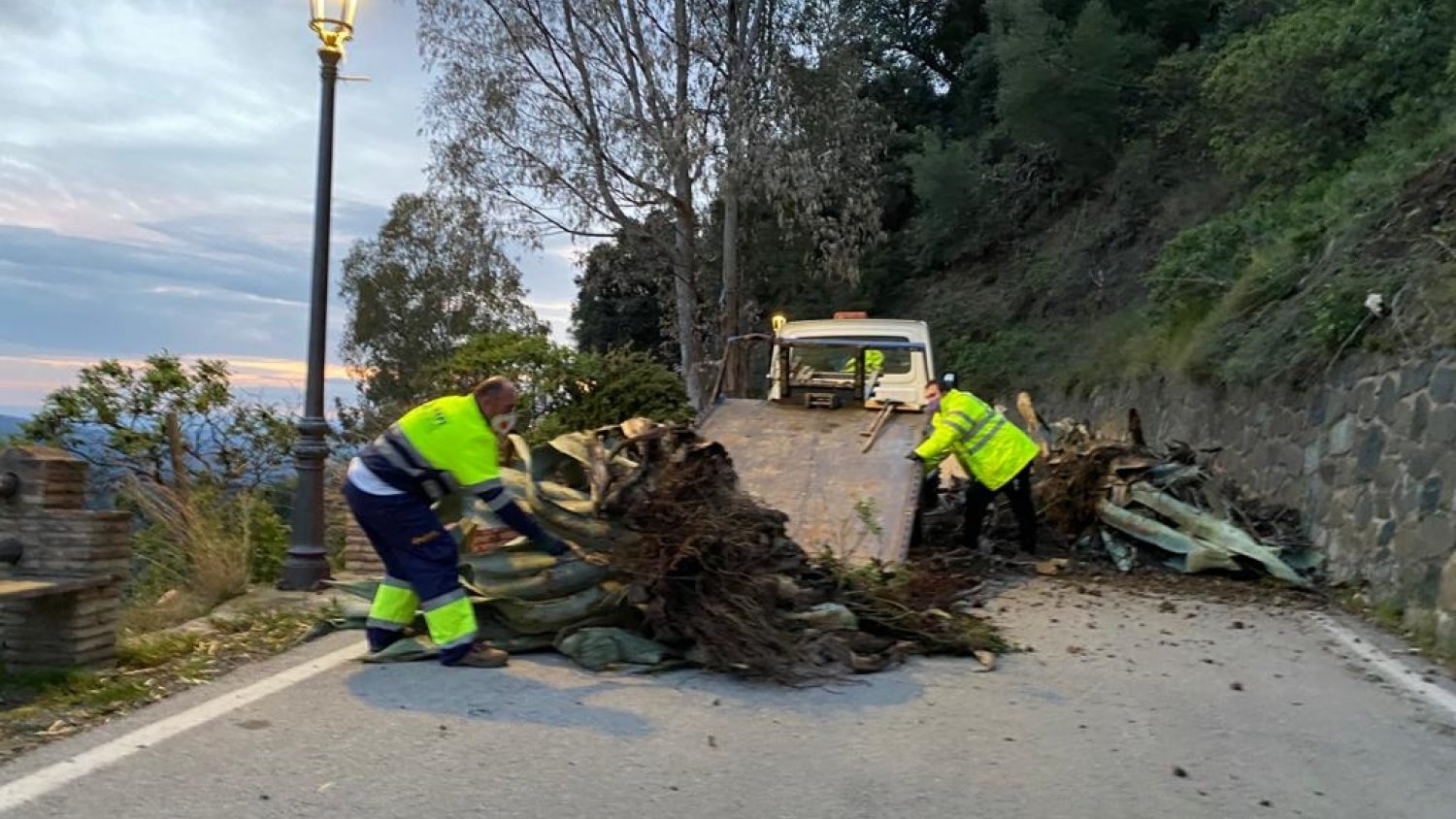 La Diputación restablece la entrada a Genalguacil tras un desprendimiento por las lluvias
