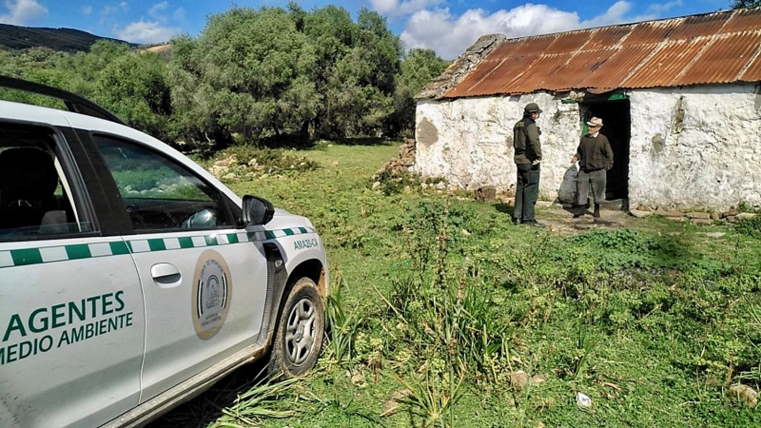 Agentes de medio ambiente asesoran durante la alarma por coronavirus a personas que viven aisladas en el campo