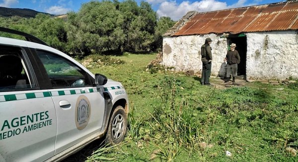 Agentes de medio ambiente asesoran durante la alarma por coronavirus a personas que viven aisladas en el campo