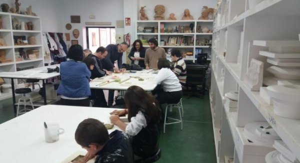 Empleo pone a disposición de Salud personal médico y material sanitario de los centros de riesgos laborales