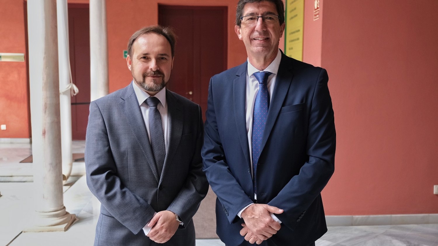 Adquieren 530 mamparas,100.000 mascarillas y 3.000 litros de gel antiséptico para los juzgados andaluces