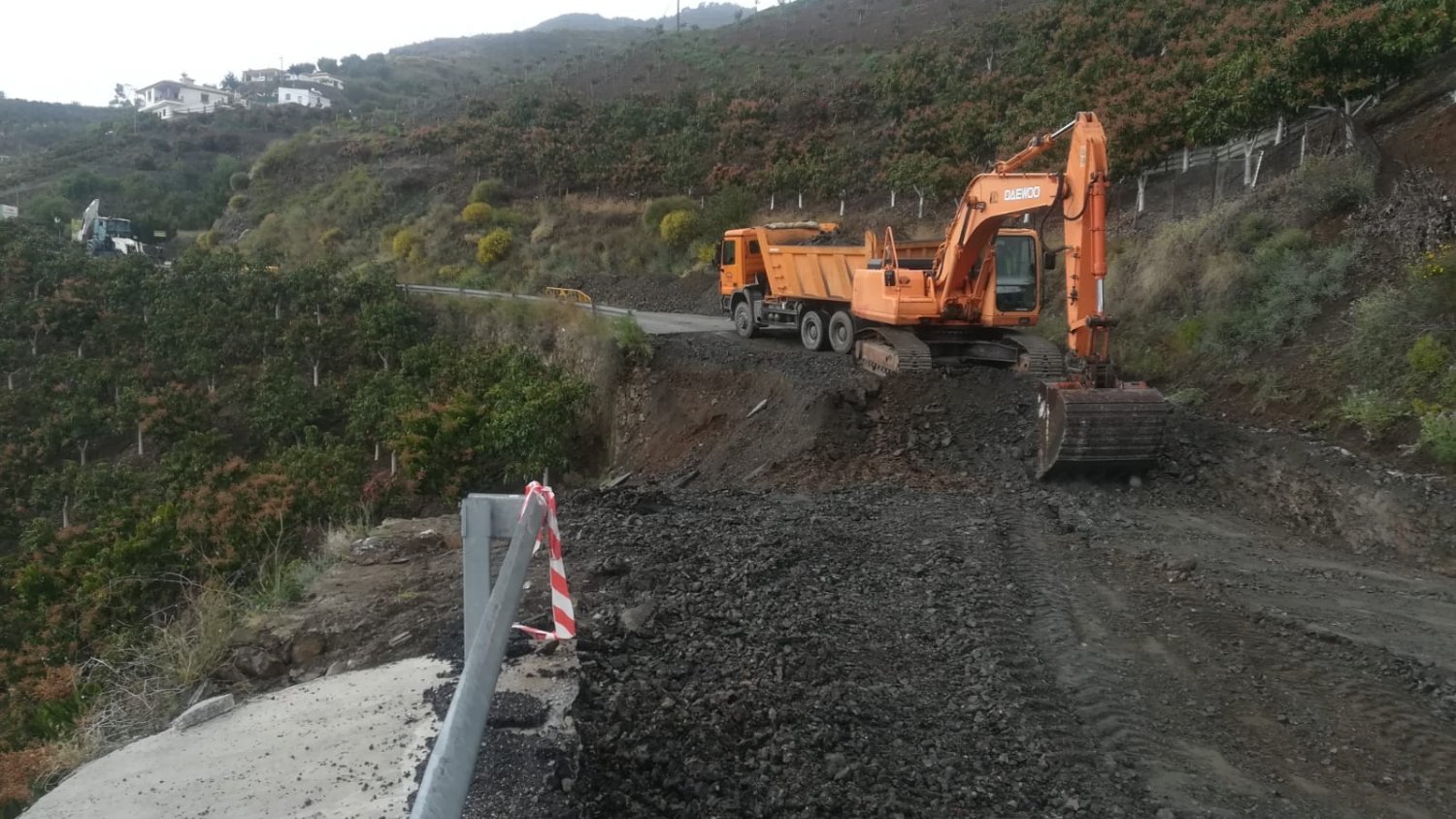 Comienzan las obras de emergencia en la carretera entre El Borge y Almáchar que se hundió por las lluvias