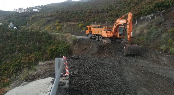Comienzan las obras de emergencia en la carretera entre El Borge y Almáchar que se hundió por las lluvias