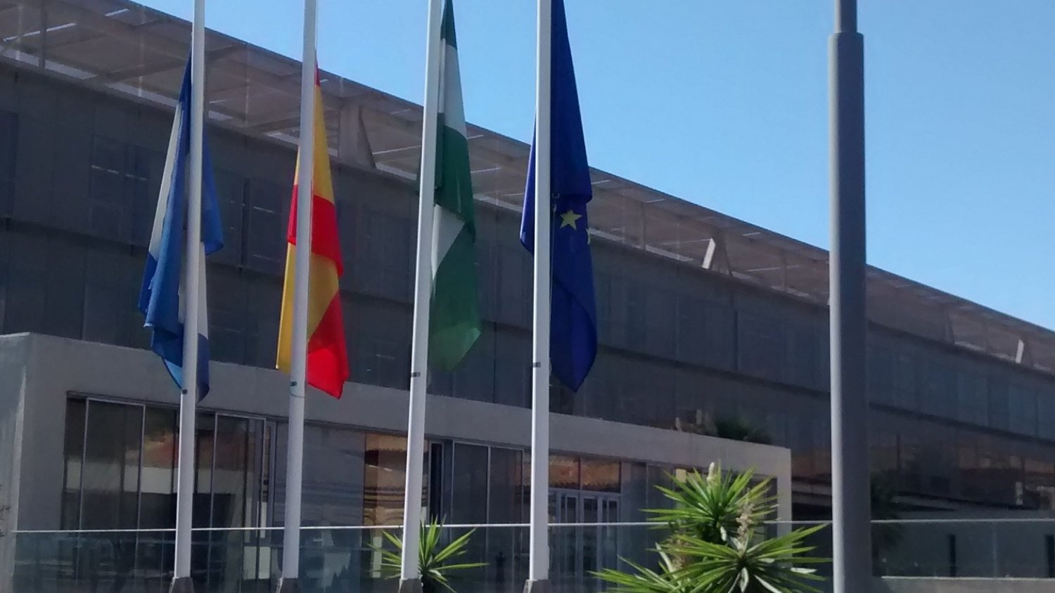 Los edificios de Diputación ponen sus banderas a media asta en señal de luto por las víctimas del COVID-19