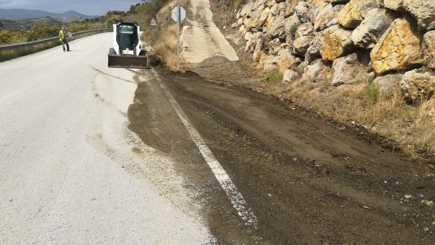 Diputación continúa con el arreglo de desprendimientos por la lluvia en carreteras de la Axarquía