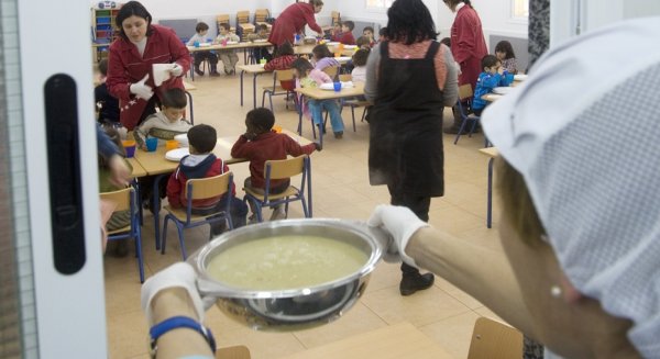 Educación ofrece tres comidas diarias a 5.100 escolares malagueños en riesgo de exclusión social