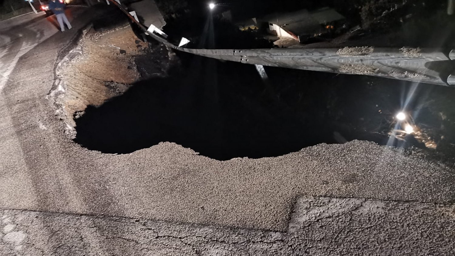 Un desprendimiento obliga a cortar la carretera entre El Borge y Almáchar