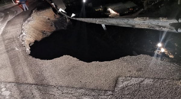 Un desprendimiento obliga a cortar la carretera entre El Borge y Almáchar