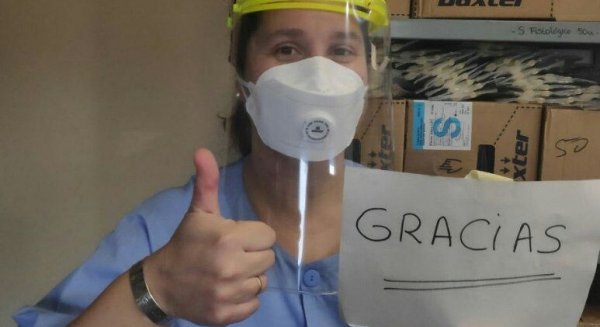 Treinta voluntarios fabrican más de 300 viseras de acetato que el SMM reparte en los hospitales de Málaga