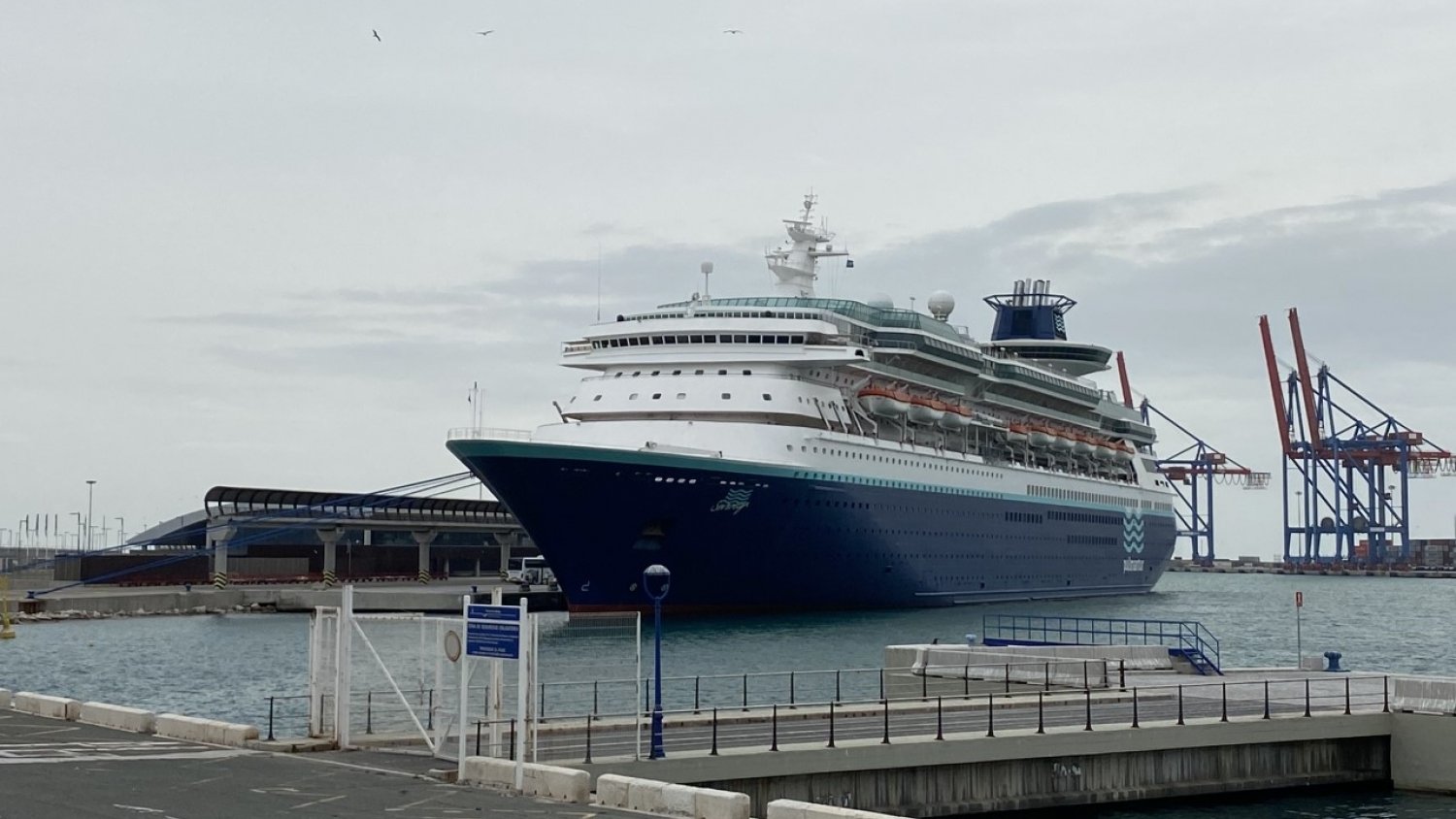 Un crucero atraca en el puerto de Málaga para avituallamiento y repatriación de su tripulación