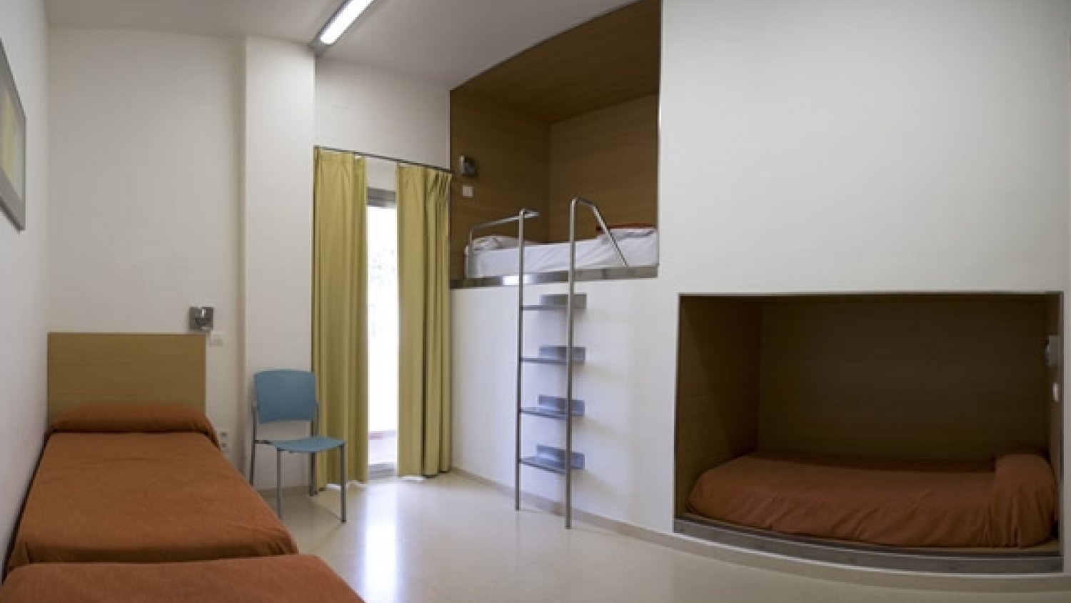 La Junta cede a Málaga el albergue juvenil de Torremolinos para atender a personas sin recursos