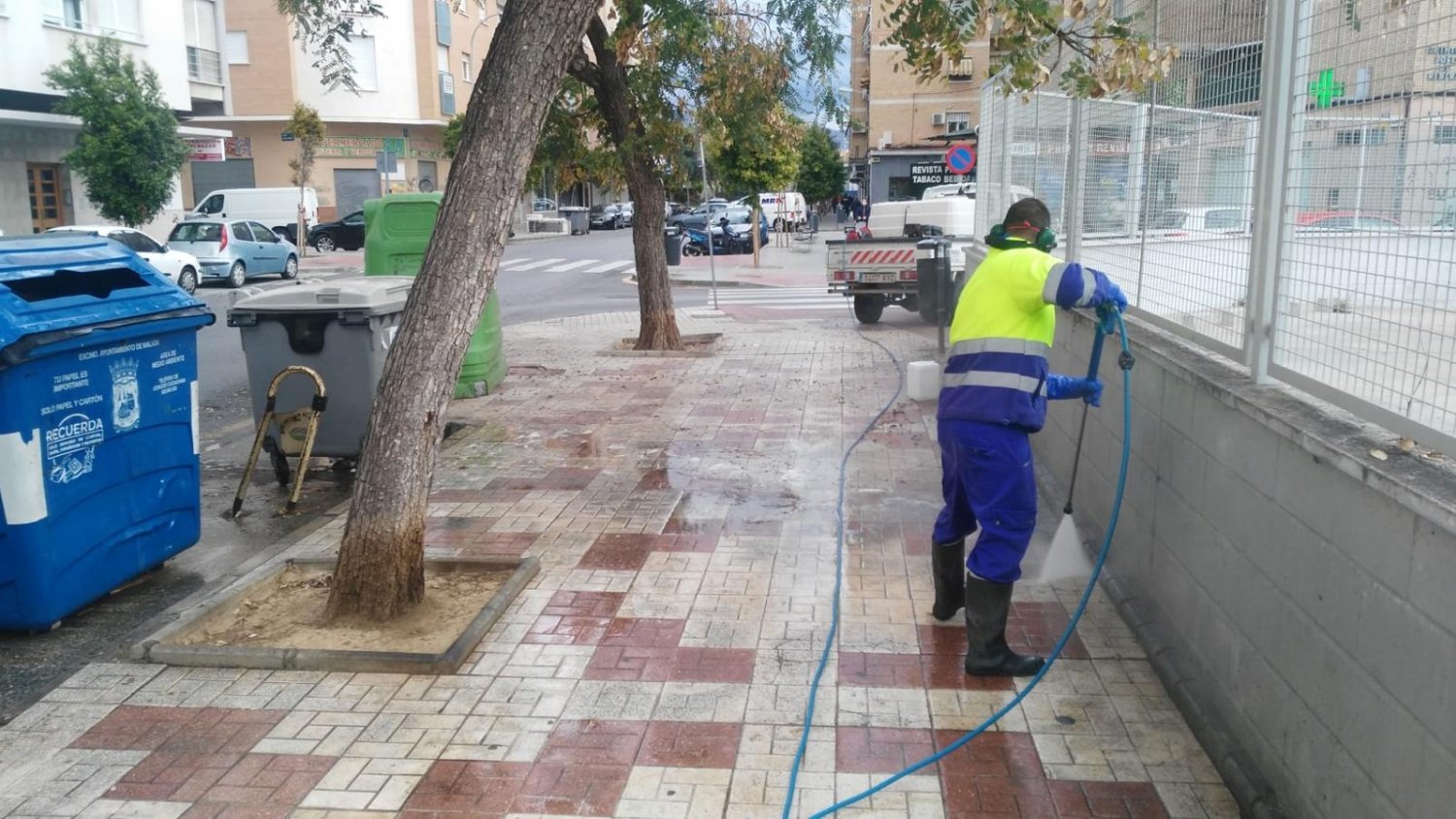 Limasa realiza labores de desinfección en calles, contenedores, barandillas y bancos públicos
