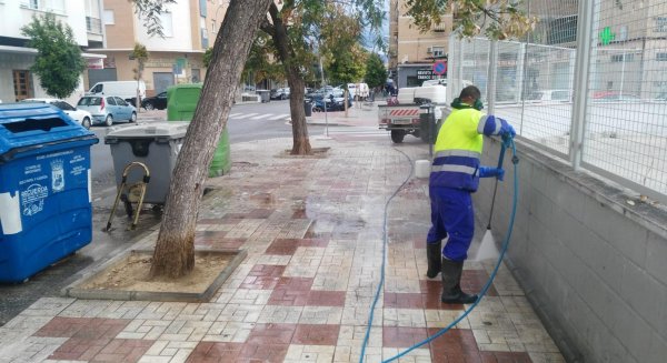 Limasa realiza labores de desinfección en calles, contenedores, barandillas y bancos públicos