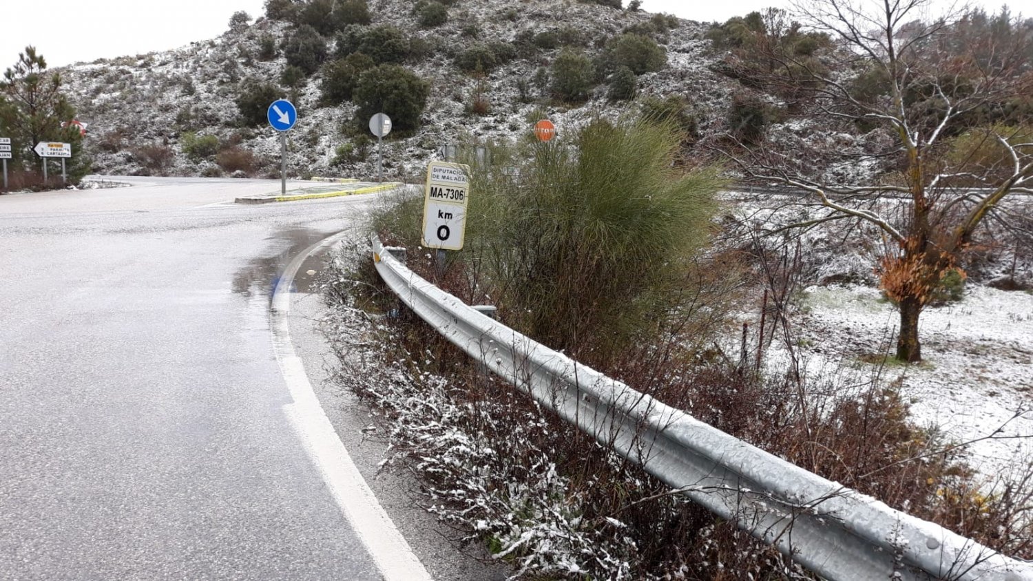 Diputación moviliza a los equipos de mantenimiento de carreteras tras la nevada de hoy en la Serranía de Ronda