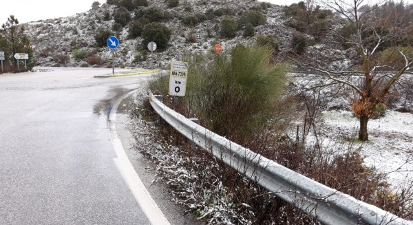 Diputación moviliza a los equipos de mantenimiento de carreteras tras la nevada de hoy en la Serranía de Ronda