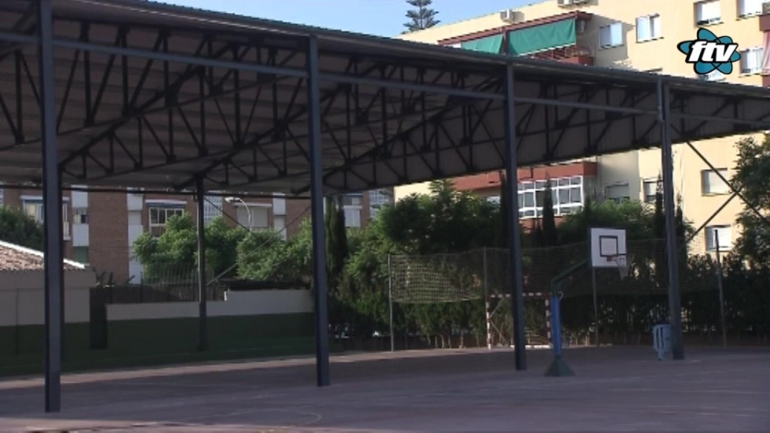 Fuengirola aprovecha el cese de la actividad docente para limpiar a fondo todos los centros de la ciudad