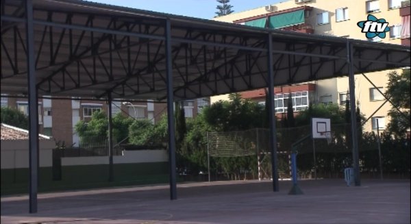 Fuengirola aprovecha el cese de la actividad docente para limpiar a fondo todos los centros de la ciudad