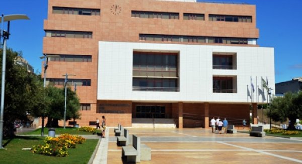 Fuengirola decide cerrar todos los parques públicos y prohibir el uso de columpios en zonas de juegos