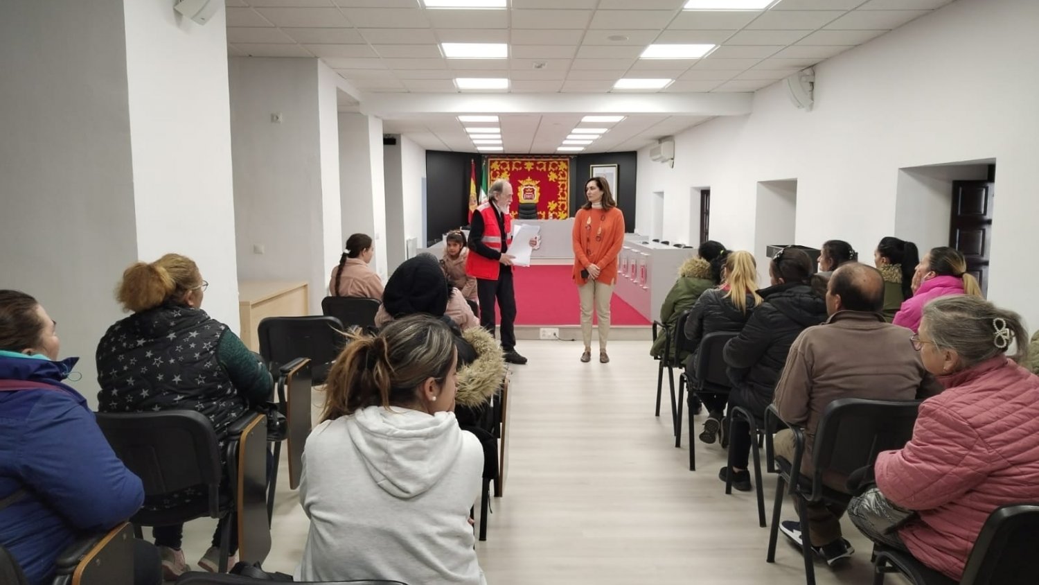 Ronda colabora con Cruz Roja en la entrega de 'tarjetas monedero' del programa 'Reacciona'