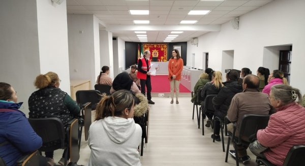 Ronda colabora con Cruz Roja en la entrega de 'tarjetas monedero' del programa 'Reacciona'