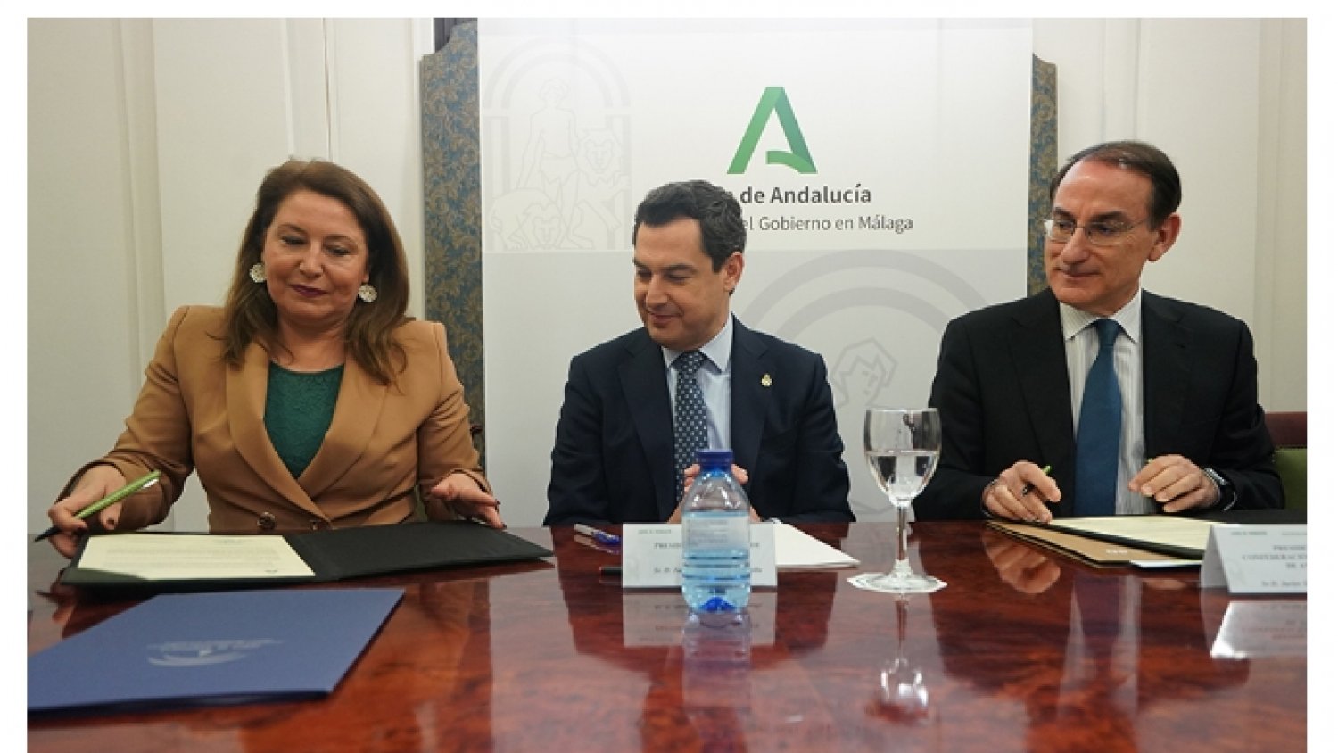 Andalucía firma un convenio con la CEA para ser el primer territorio en eliminar las bolsas de plástico