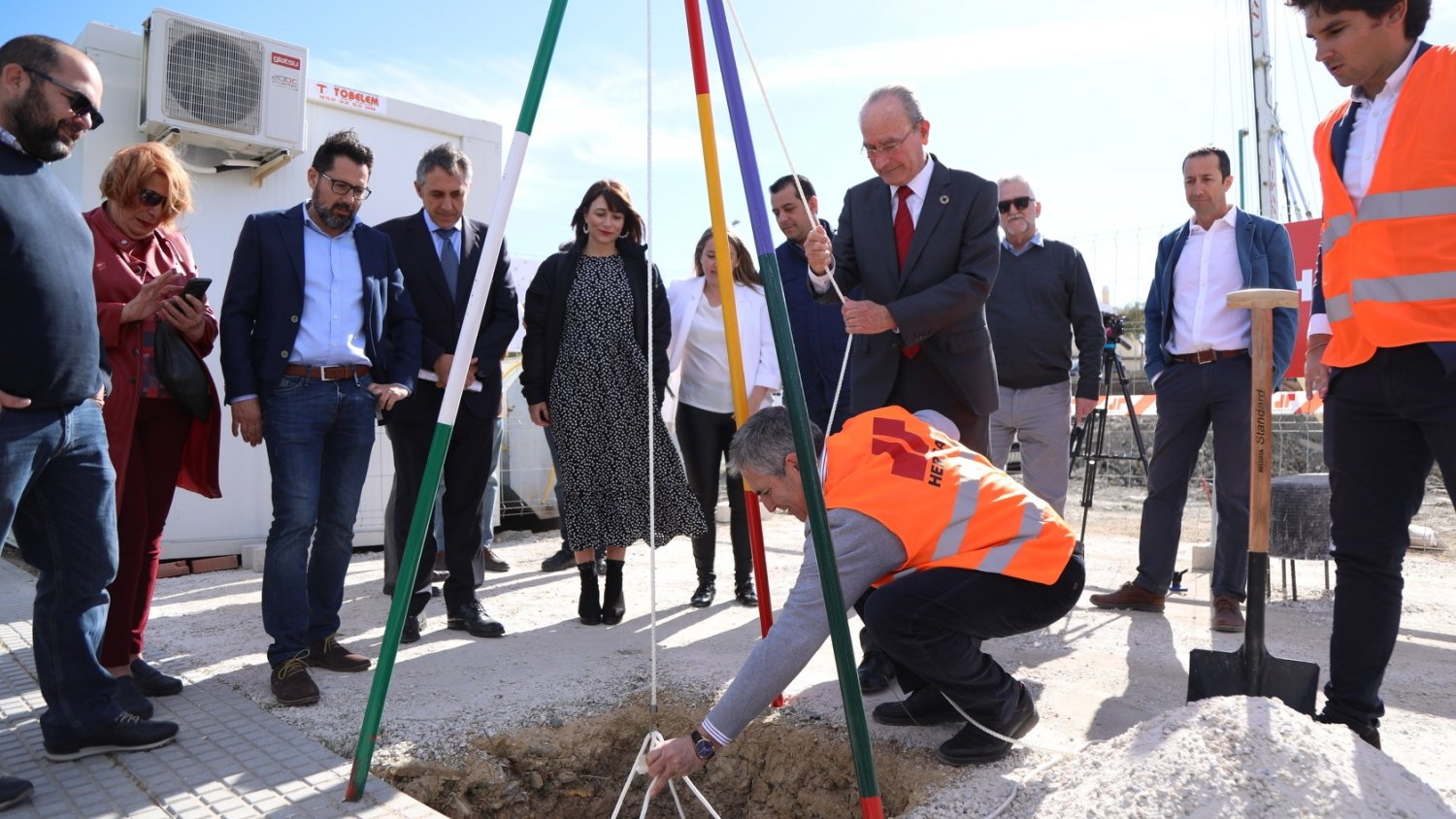De la Torre pone la primera piedra de una promoción de 24 viviendas protegidas en Maqueda