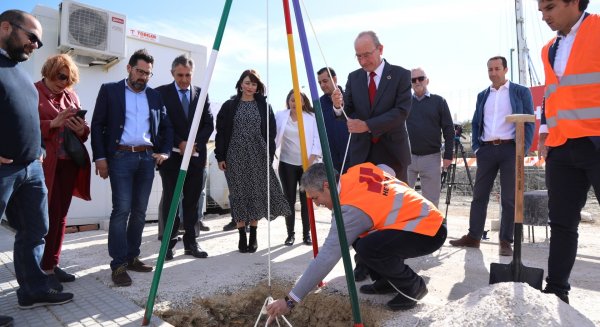 De la Torre pone la primera piedra de una promoción de 24 viviendas protegidas en Maqueda