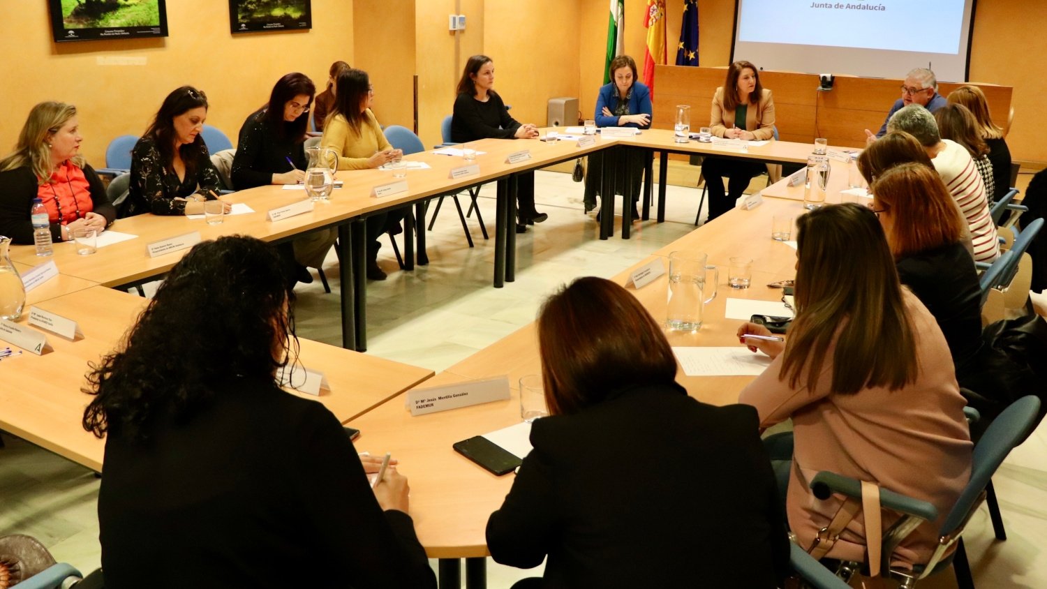 La Junta estudia respaldar a mujeres emprendedoras en los ámbitos rural, pesquero y medioambiental