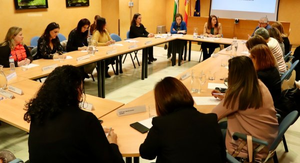 La Junta estudia respaldar a mujeres emprendedoras en los ámbitos rural, pesquero y medioambiental