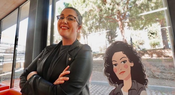 Pedrita Parker interviene en los cristales de la BPM 'Manuel Altolaguirre' dentro del MaF 2020