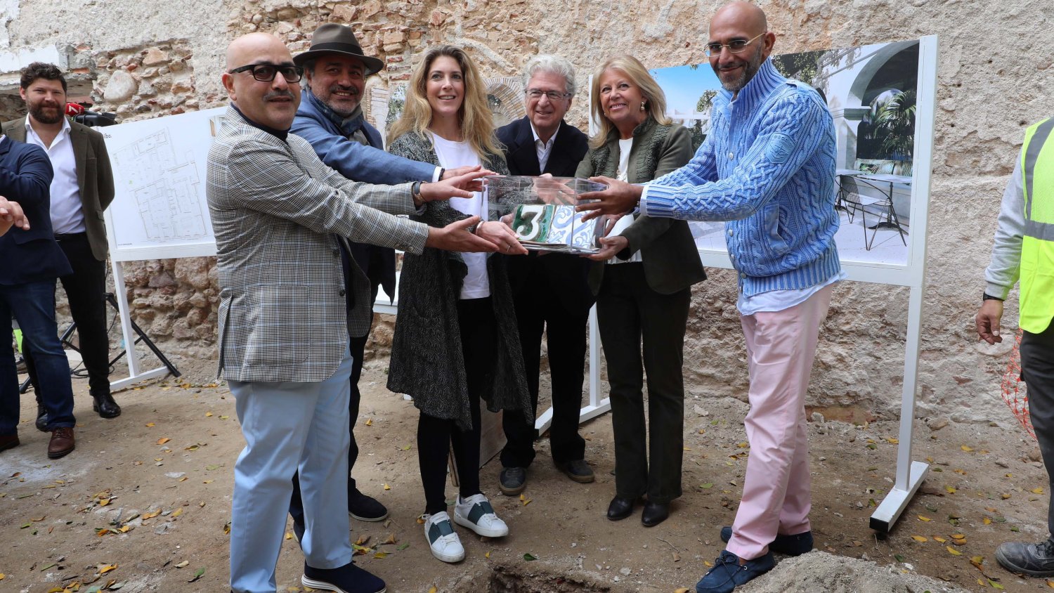 Colocan la primera piedra de las obras de rehabilitación del edificio La Fonda de Marbella