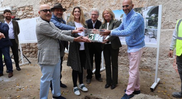 Colocan la primera piedra de las obras de rehabilitación del edificio La Fonda de Marbella