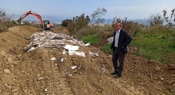 Retiran los escombros vertidos por un individuo en un camino de la sierra de Torremolinos