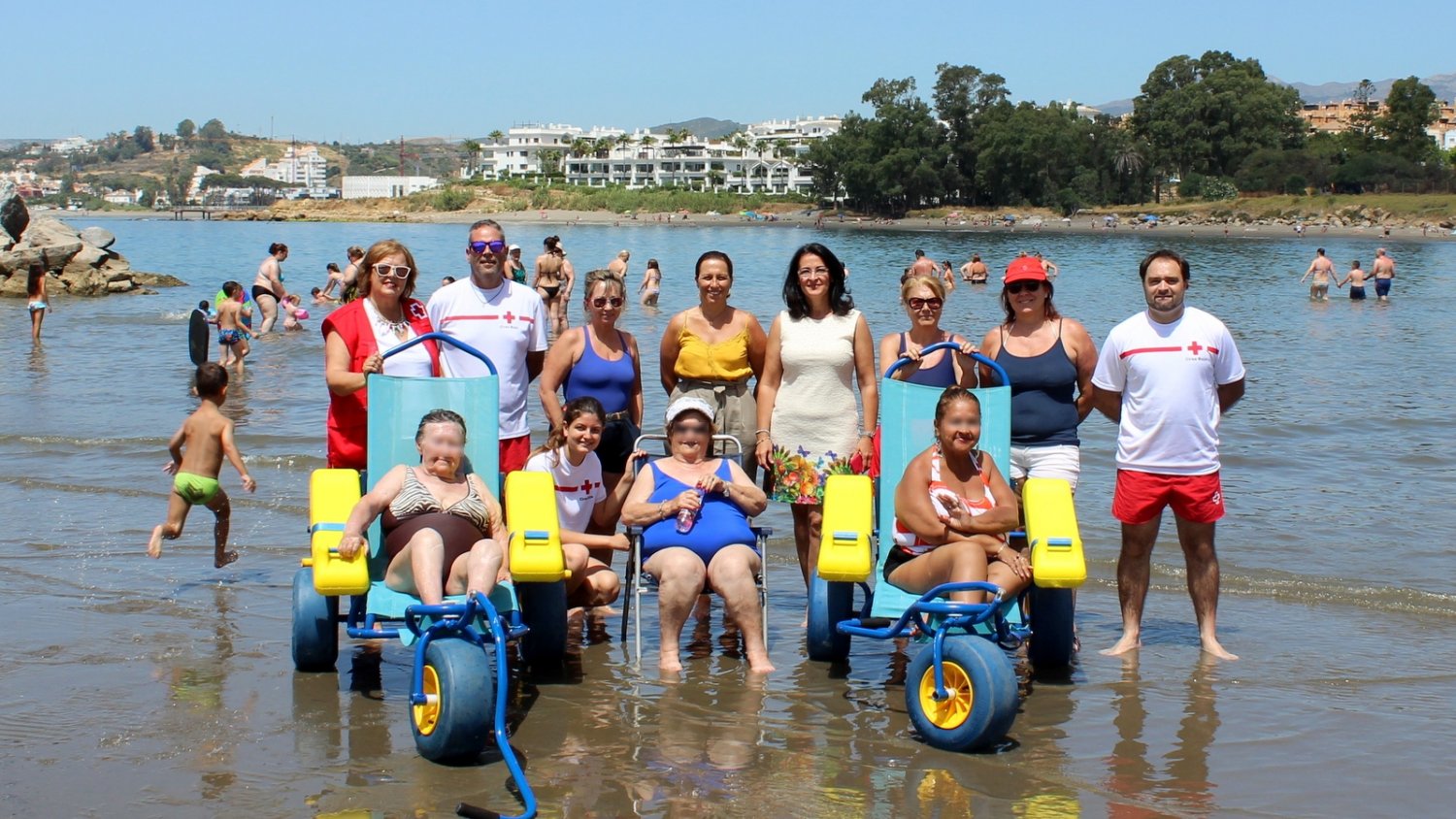 Estepona creará en las playas un servicio diario de baños asistidos para personas con movilidad reducida