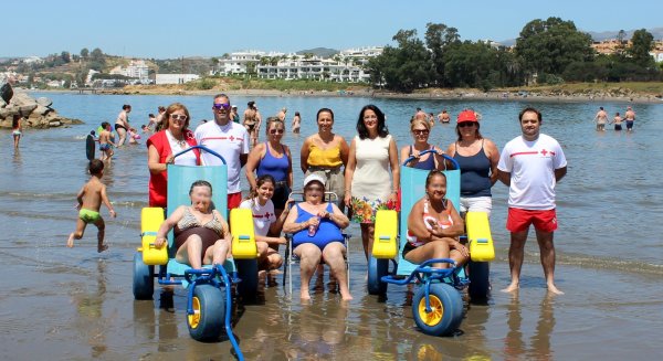 Estepona creará en las playas un servicio diario de baños asistidos para personas con movilidad reducida