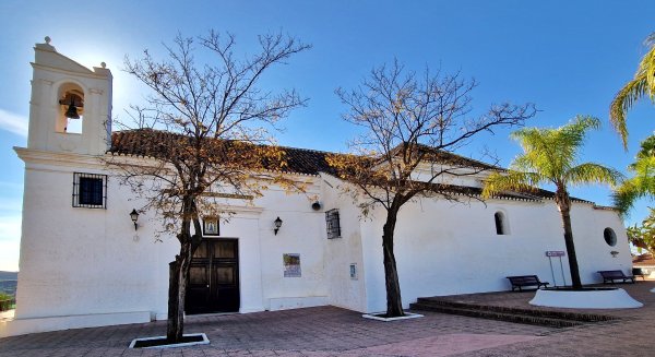 Torrox firma el contrato de obras de la cubierta de la ermita de Ntra. Sra. de las Nieves