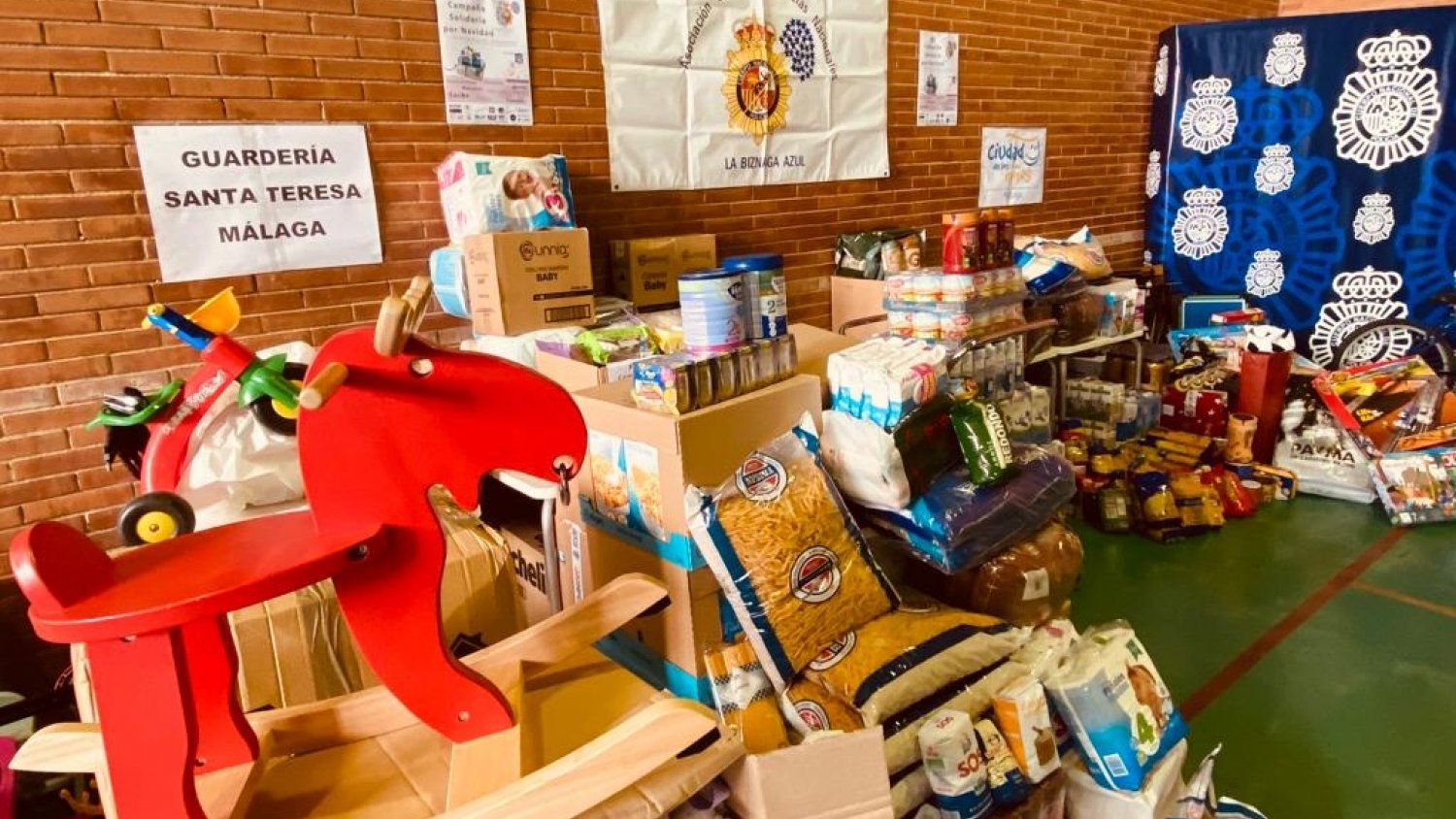 La Policía Nacional recoge 2,5 toneladas de alimentos y juguetes para niños de dos centros educativos